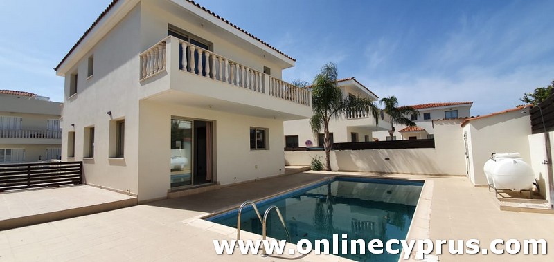 3 bedroom detached with private pool 