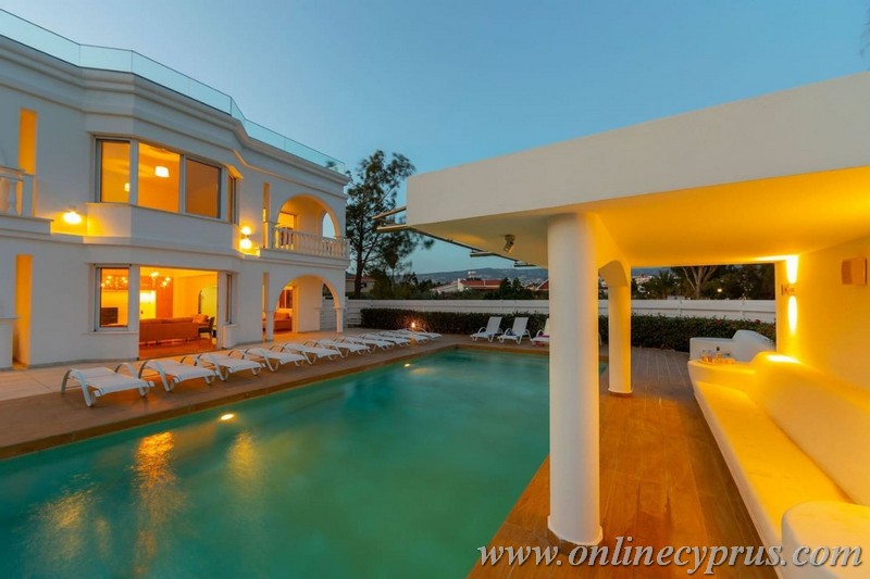 Luxury 7 bedroom villa in Coral bay 