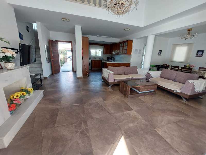 Furnished 3 bedroom villa close to the sea 