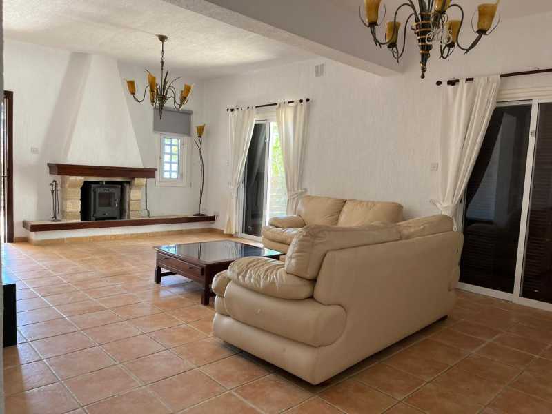 5 bedroom villa for long term rent in Kamares 