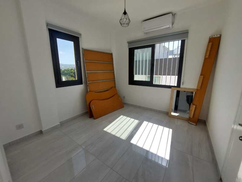 3 bedroom Top floor apartment for long term rent in Paphos center 