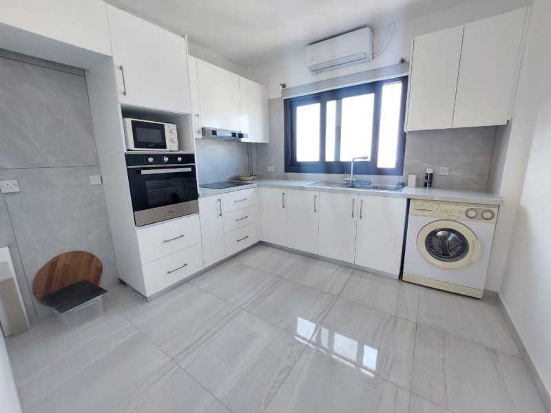 3 bedroom Top floor apartment for long term rent in Paphos center 