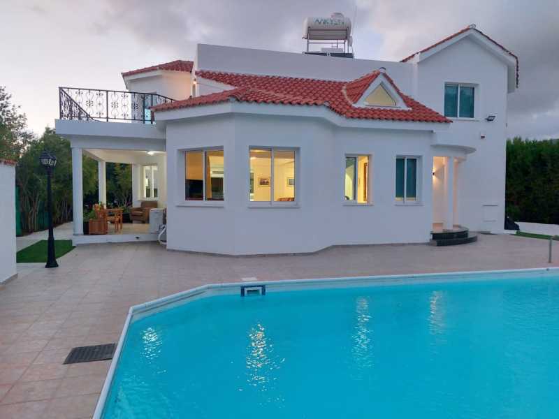 Spacious villa for long term rent in Peyia 