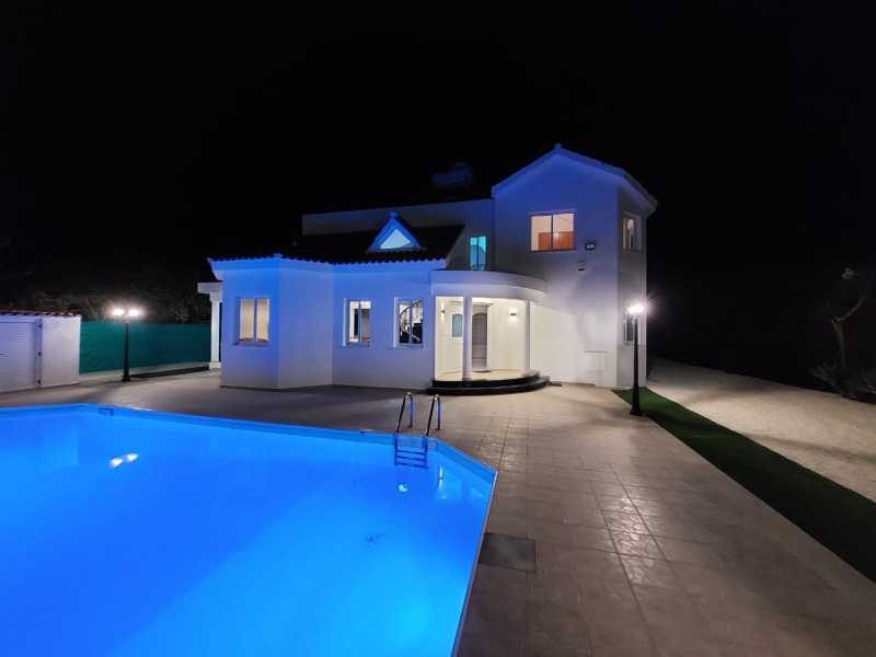 Spacious villa for long term rent in Peyia 