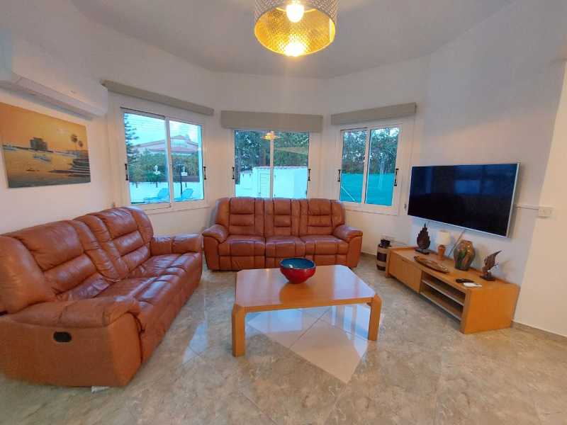 Spacious villa for long term rent in Peyia 