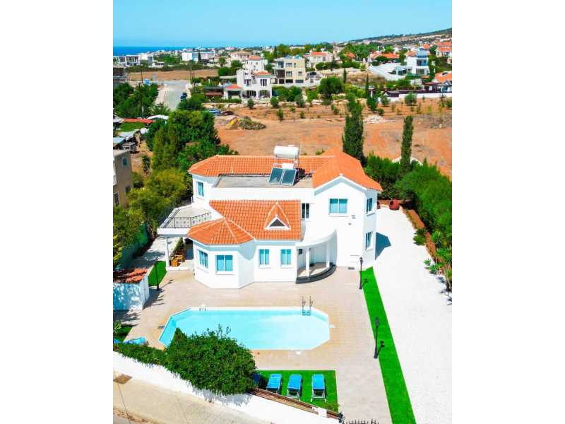 Spacious villa for long term rent in Peyia 