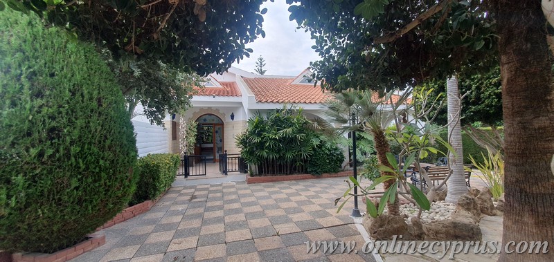 Spacious villa for long term rent in Mesoyi 