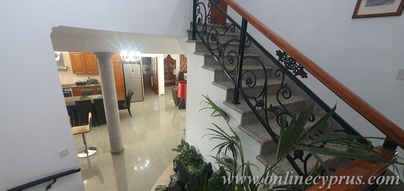 Spacious villa for long term rent in Mesoyi 