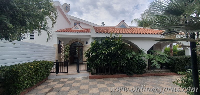 Spacious villa for long term rent in Mesoyi 