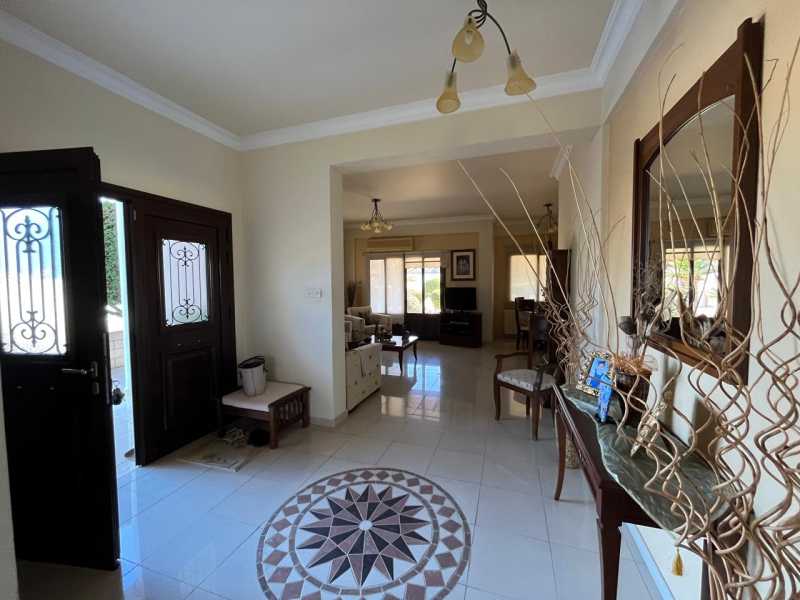 Spacious villa for sale in Emba 