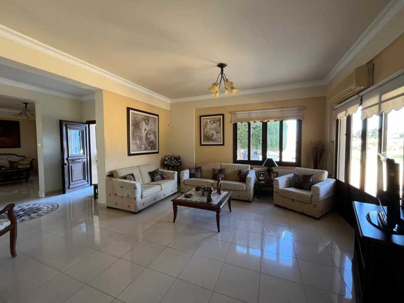 Spacious villa for sale in Emba 