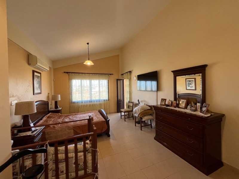 Spacious villa for sale in Emba 