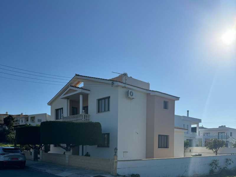 Spacious villa for sale in Emba 