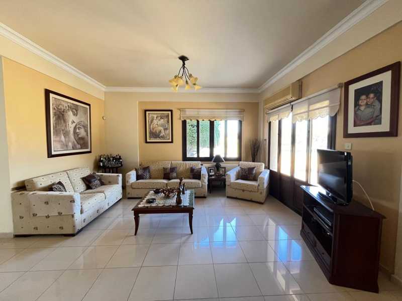 Spacious villa for sale in Emba 