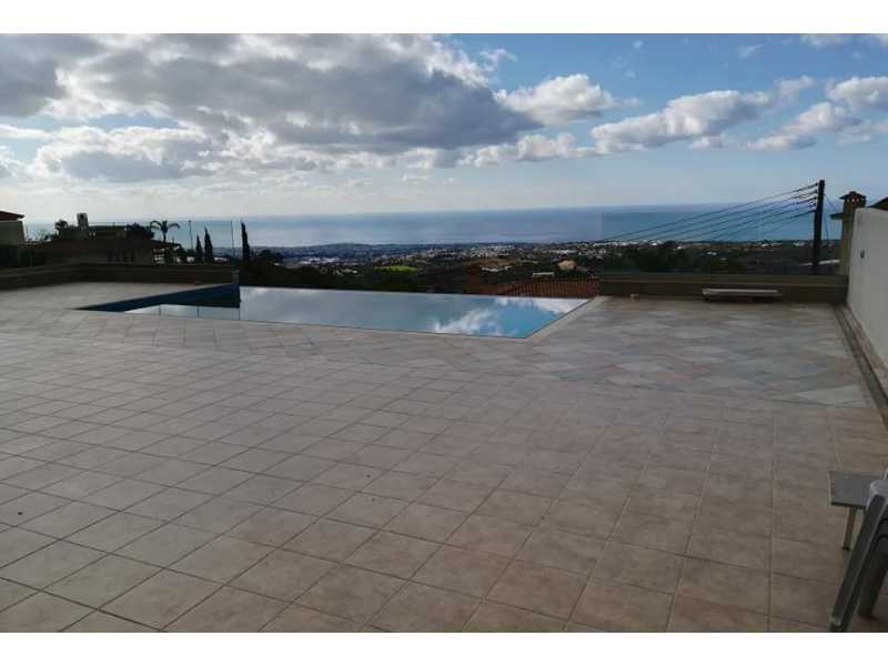 Unfurnished villa with lovely view 