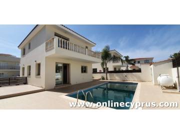 3 bedroom detached with private pool 