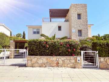 Furnished 3 bedroom villa close to the sea 