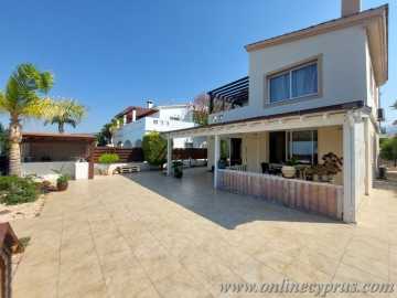 Detached house for long term rent in Peyia 
