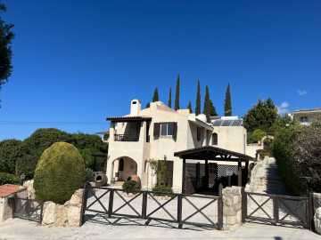 5 bedroom villa for long term rent in Kamares 