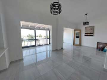 3 bedroom Top floor apartment for long term rent in Paphos center 