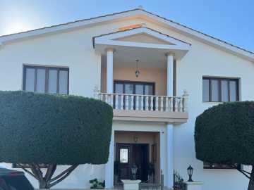 Spacious villa for sale in Emba 