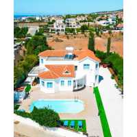 Spacious villa for long term rent in Peyia 